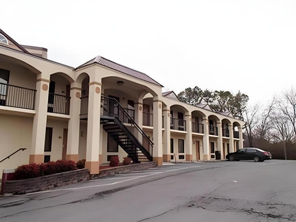 Econo Lodge Dalton Exterior photo